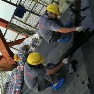 深圳徐凡轻工业产品有限公司员工在做复合润滑涂层